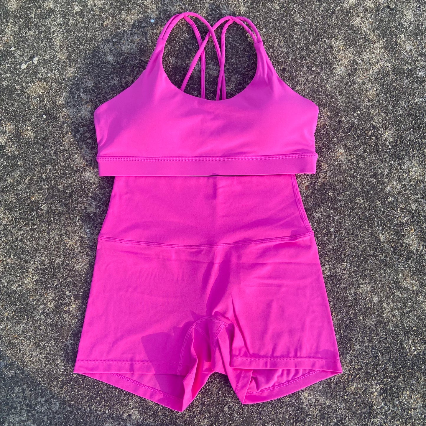 Ensemble de sport de couleur unie pour femme, legging court et soutien-gorge croisé.