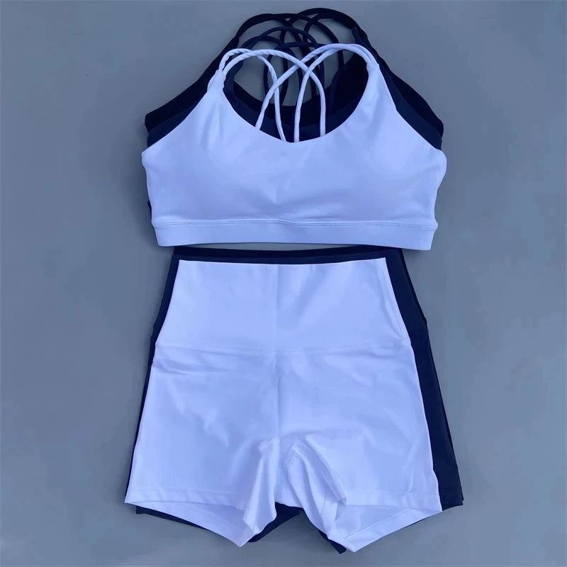 Ensemble de sport de couleur unie pour femme, legging court et soutien-gorge croisé.