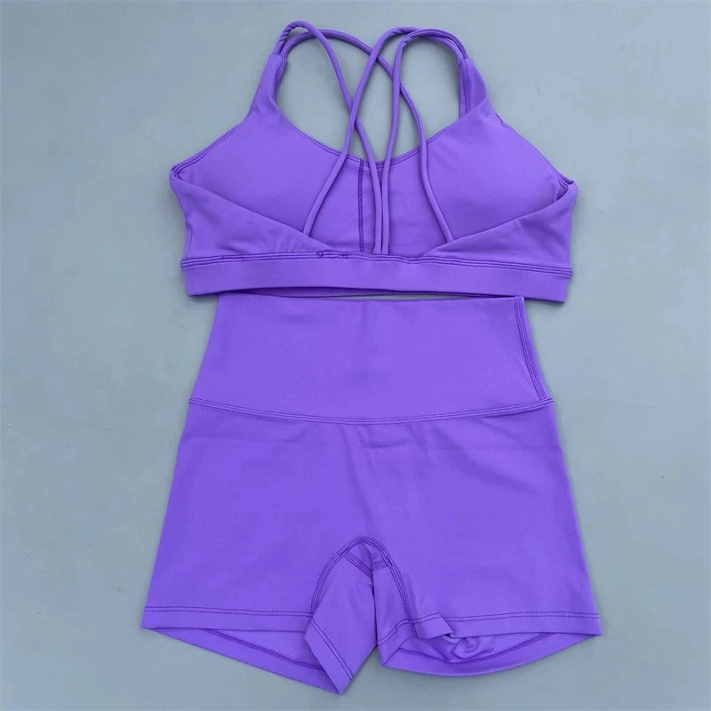 Ensemble de sport de couleur unie pour femme, legging court et soutien-gorge croisé.