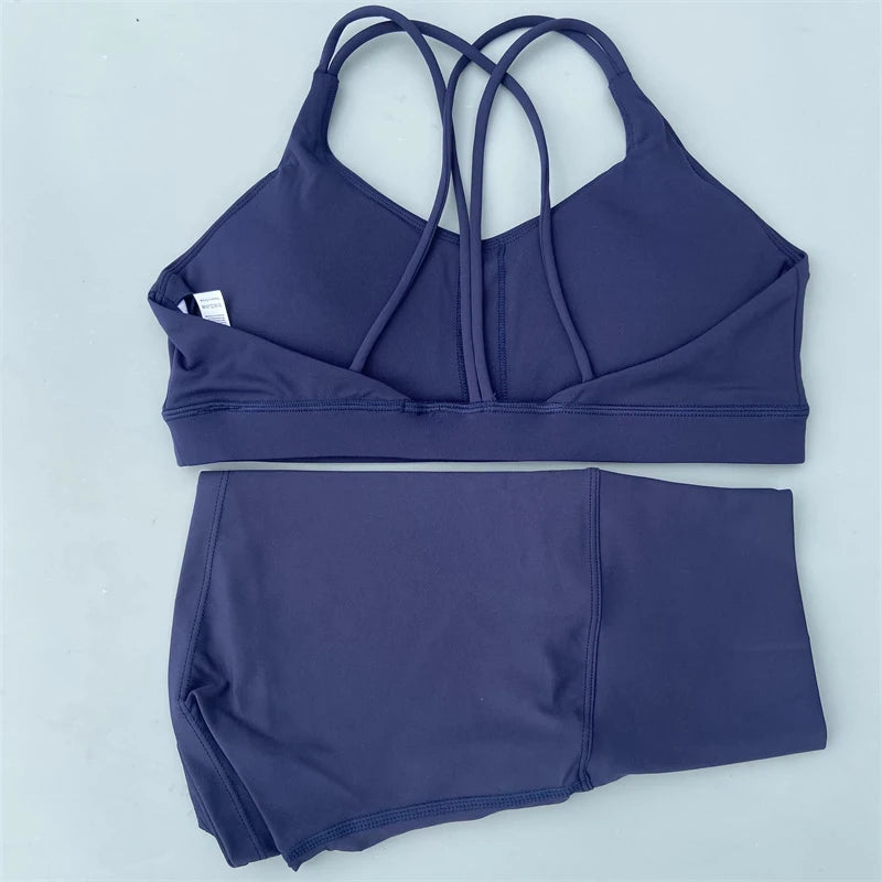 Ensemble de sport de couleur unie pour femme, legging court et soutien-gorge croisé.