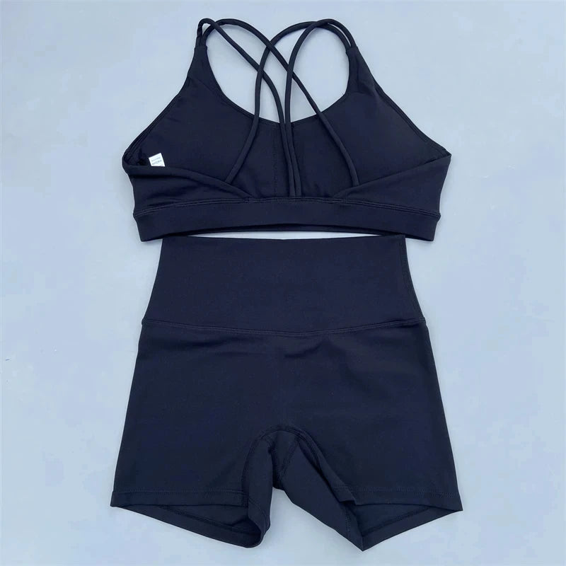 Ensemble de sport de couleur unie pour femme, legging court et soutien-gorge croisé.