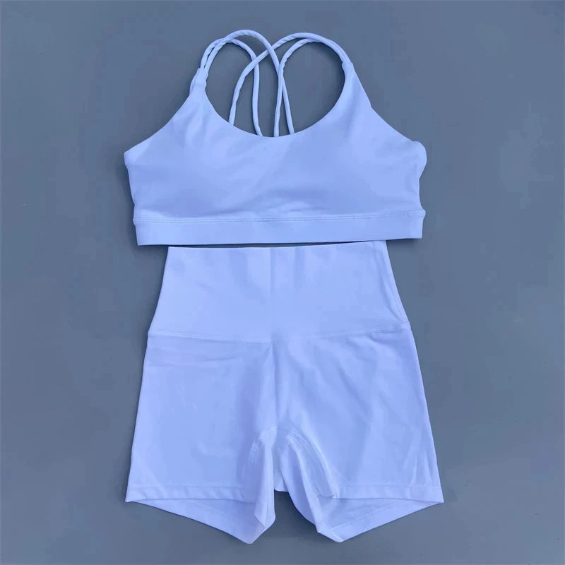 Ensemble de sport de couleur unie pour femme, legging court et soutien-gorge croisé.