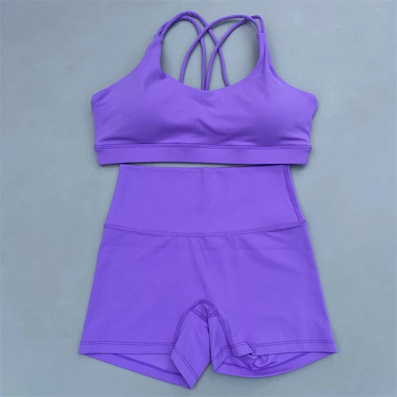 Ensemble de sport de couleur unie pour femme, legging court et soutien-gorge croisé.
