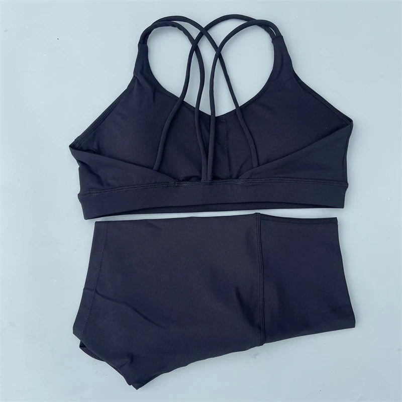Ensemble de sport de couleur unie pour femme, legging court et soutien-gorge croisé.