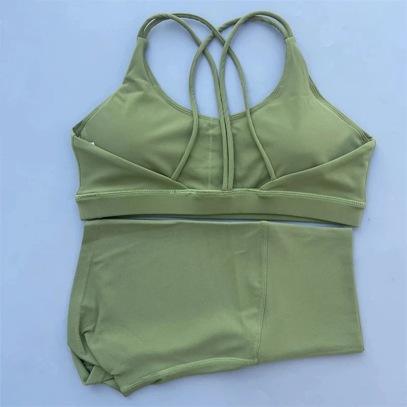 Ensemble de sport de couleur unie pour femme, legging court et soutien-gorge croisé.