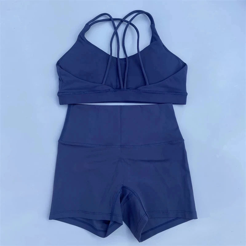 Ensemble de sport de couleur unie pour femme, legging court et soutien-gorge croisé.