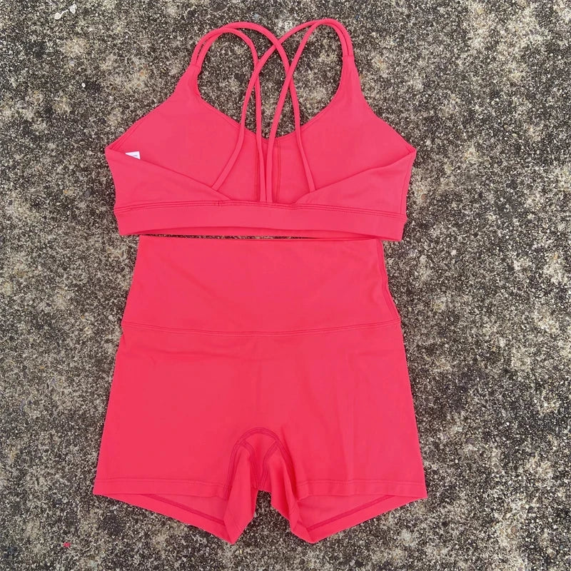 Ensemble de sport de couleur unie pour femme, legging court et soutien-gorge croisé.