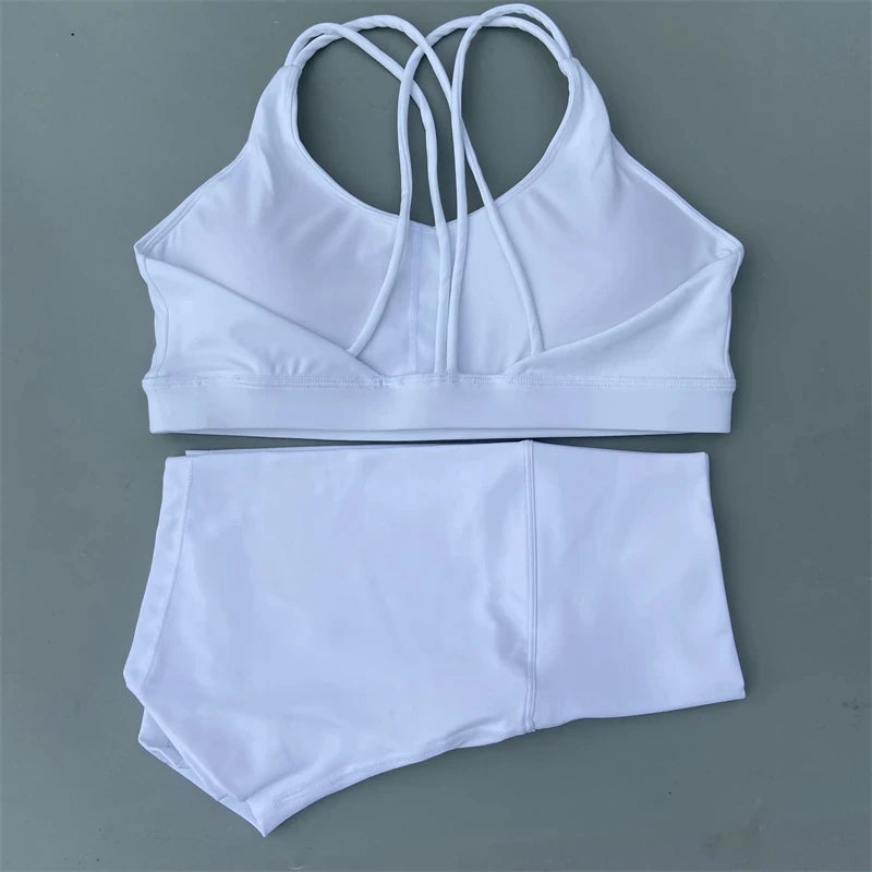 Ensemble de sport de couleur unie pour femme, legging court et soutien-gorge croisé.