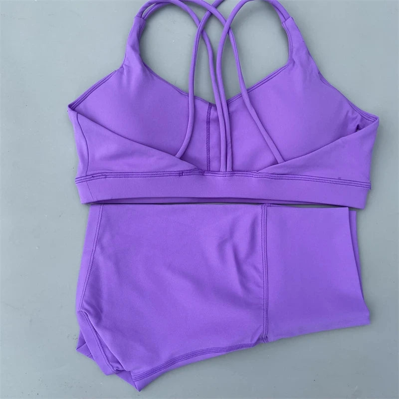Ensemble de sport de couleur unie pour femme, legging court et soutien-gorge croisé.