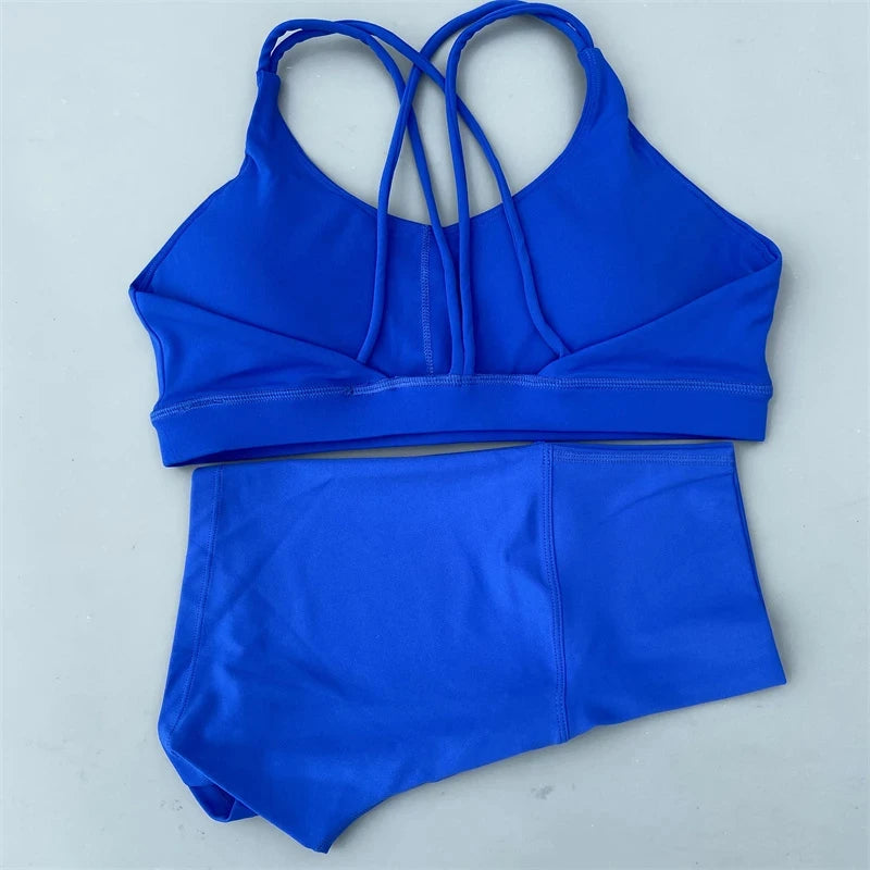 Ensemble de sport de couleur unie pour femme, legging court et soutien-gorge croisé.