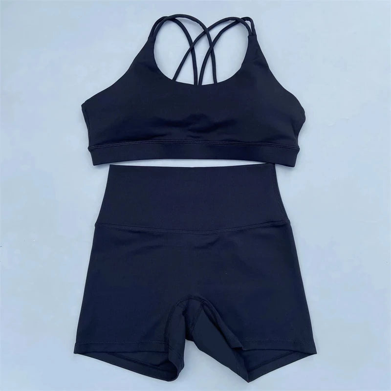 Ensemble de sport de couleur unie pour femme, legging court et soutien-gorge croisé.