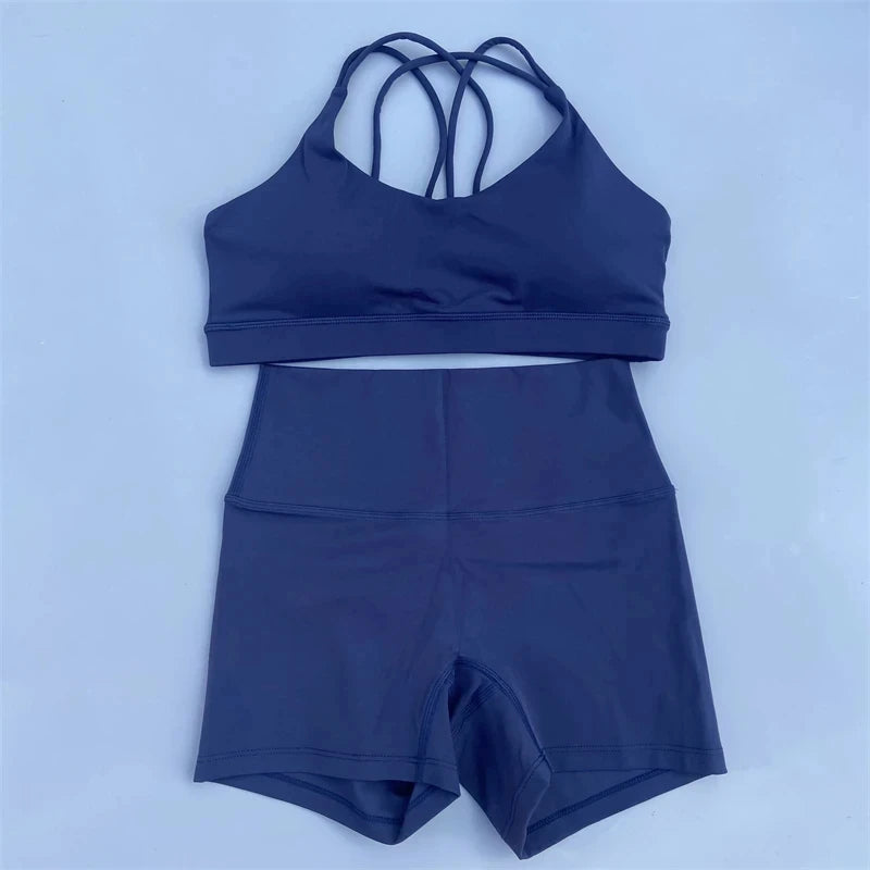Ensemble de sport de couleur unie pour femme, legging court et soutien-gorge croisé.