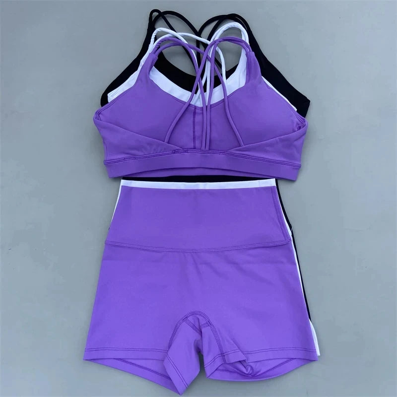 Ensemble de sport de couleur unie pour femme, legging court et soutien-gorge croisé.
