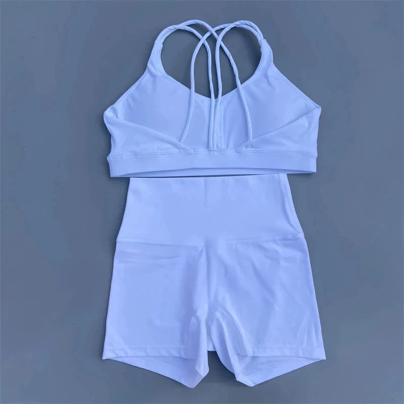 Ensemble de sport de couleur unie pour femme, legging court et soutien-gorge croisé.