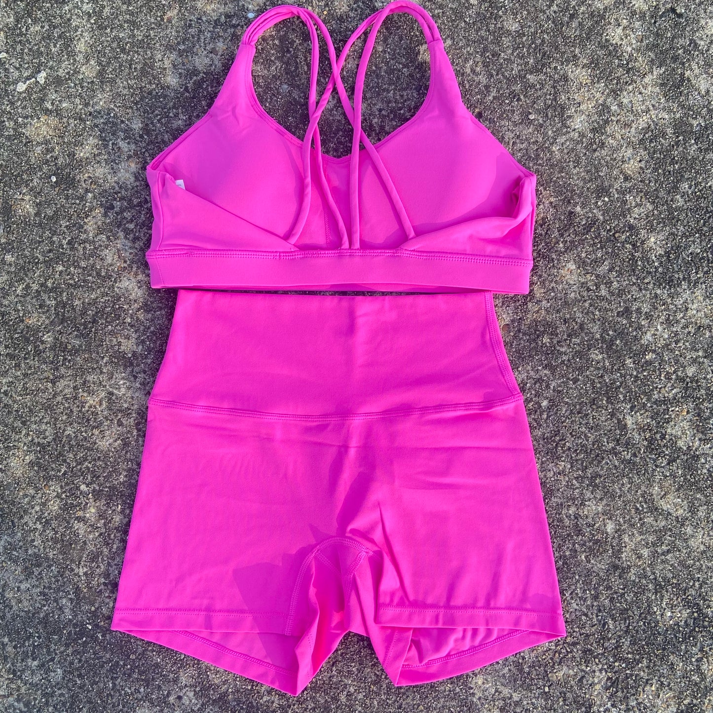 Ensemble de sport de couleur unie pour femme, legging court et soutien-gorge croisé.