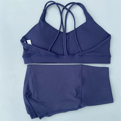 Ensemble de sport de couleur unie pour femme, legging court et soutien-gorge croisé.