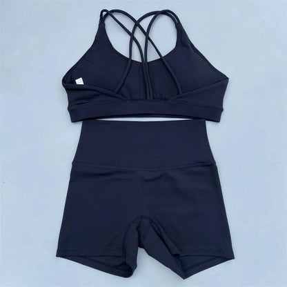 Ensemble de sport de couleur unie pour femme, legging court et soutien-gorge croisé.
