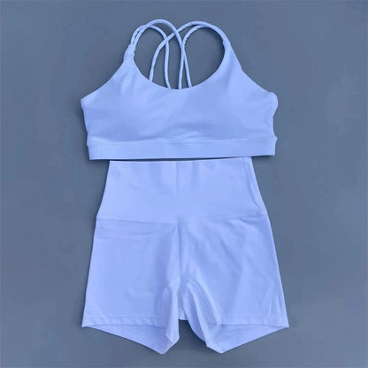 Ensemble de sport de couleur unie pour femme, legging court et soutien-gorge croisé.