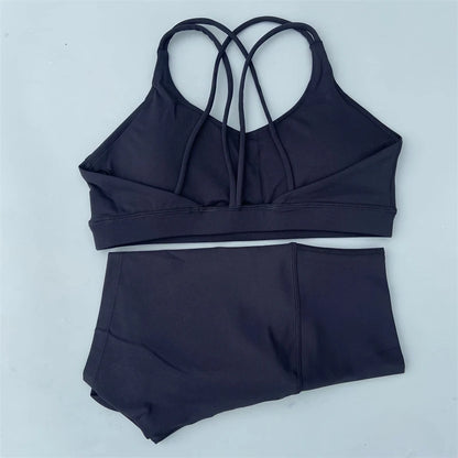 Ensemble de sport de couleur unie pour femme, legging court et soutien-gorge croisé.
