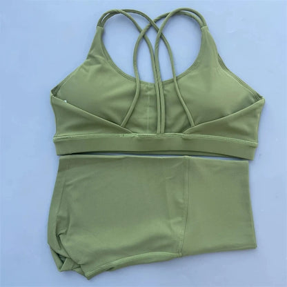 Ensemble de sport de couleur unie pour femme, legging court et soutien-gorge croisé.