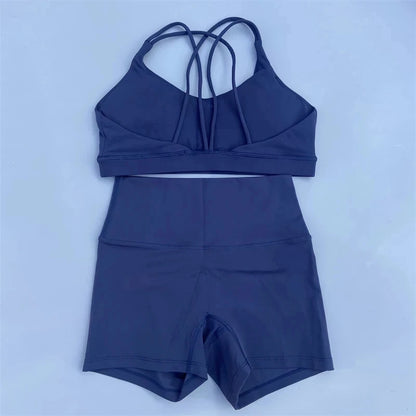 Ensemble de sport de couleur unie pour femme, legging court et soutien-gorge croisé.