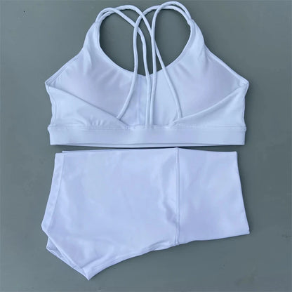 Ensemble de sport de couleur unie pour femme, legging court et soutien-gorge croisé.
