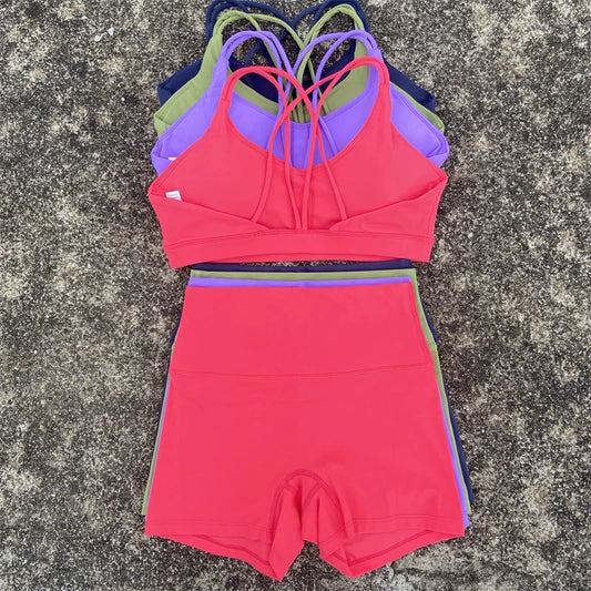 Ensemble de sport de couleur unie pour femme, legging court et soutien-gorge croisé.