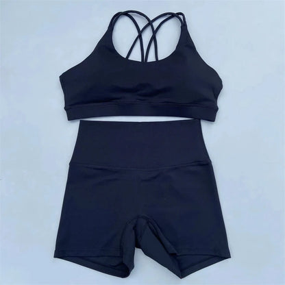 Ensemble de sport de couleur unie pour femme, legging court et soutien-gorge croisé.